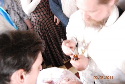 А вот на этом фото видно мой любимый сарафан из шотландки, тоже не без косяков - юбка к верху пришита неровно. Ещё пошила, но нет фото, такой же длины юбку - только из красно-зеленой шотландки.