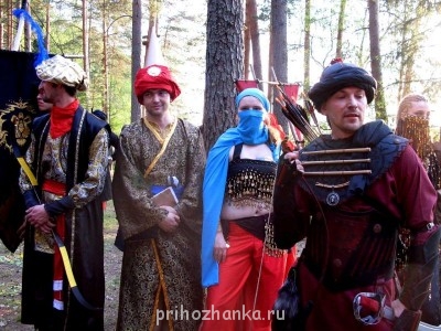 В 2010 ездили харадримами - восточная народность из "Властелина колец". Обшивала мужа и себя. И ещё другу делала чалму (золотую).